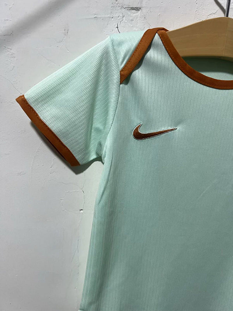 26-27 France Away Baby, detail 2
