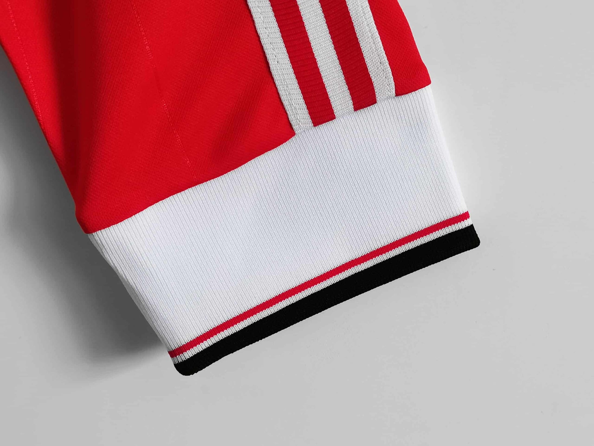 Manchester United 1982/1983 Home Kit – Long Sleeve
