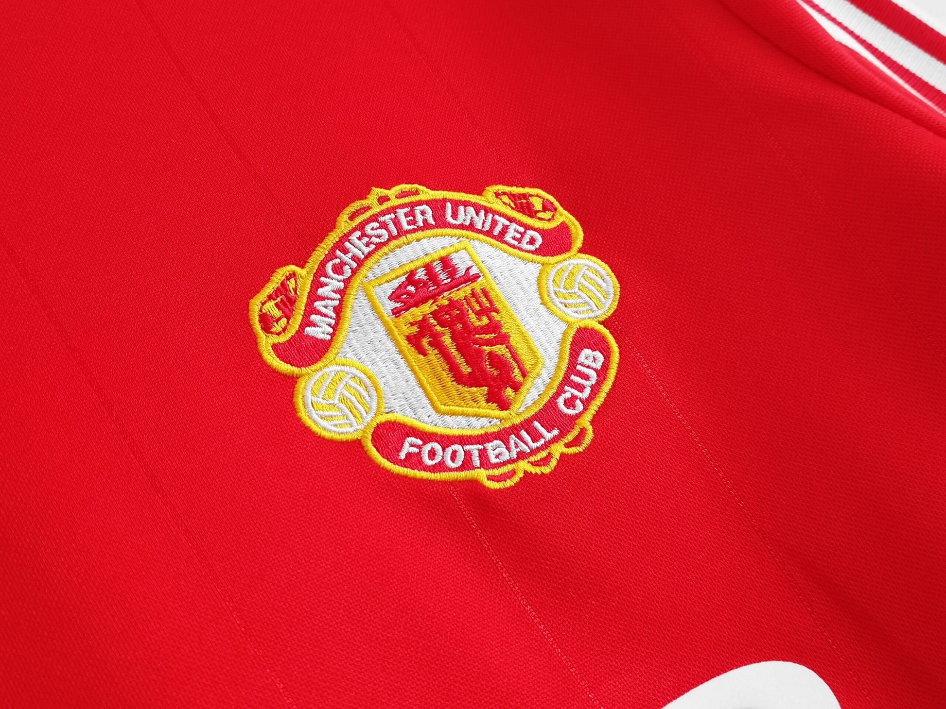 Manchester United 1982/1983 Home Kit – Long Sleeve